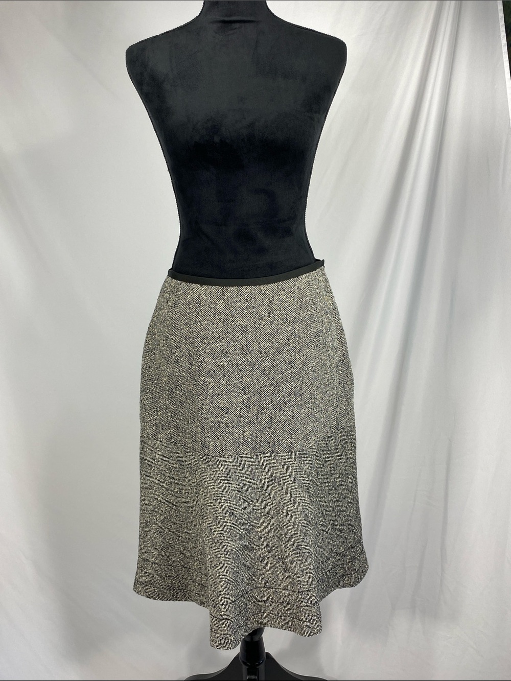 Ann Taylor LOFT Herringbone Tweed A-Line Skirt Gray Black White Size 8 Work Chic